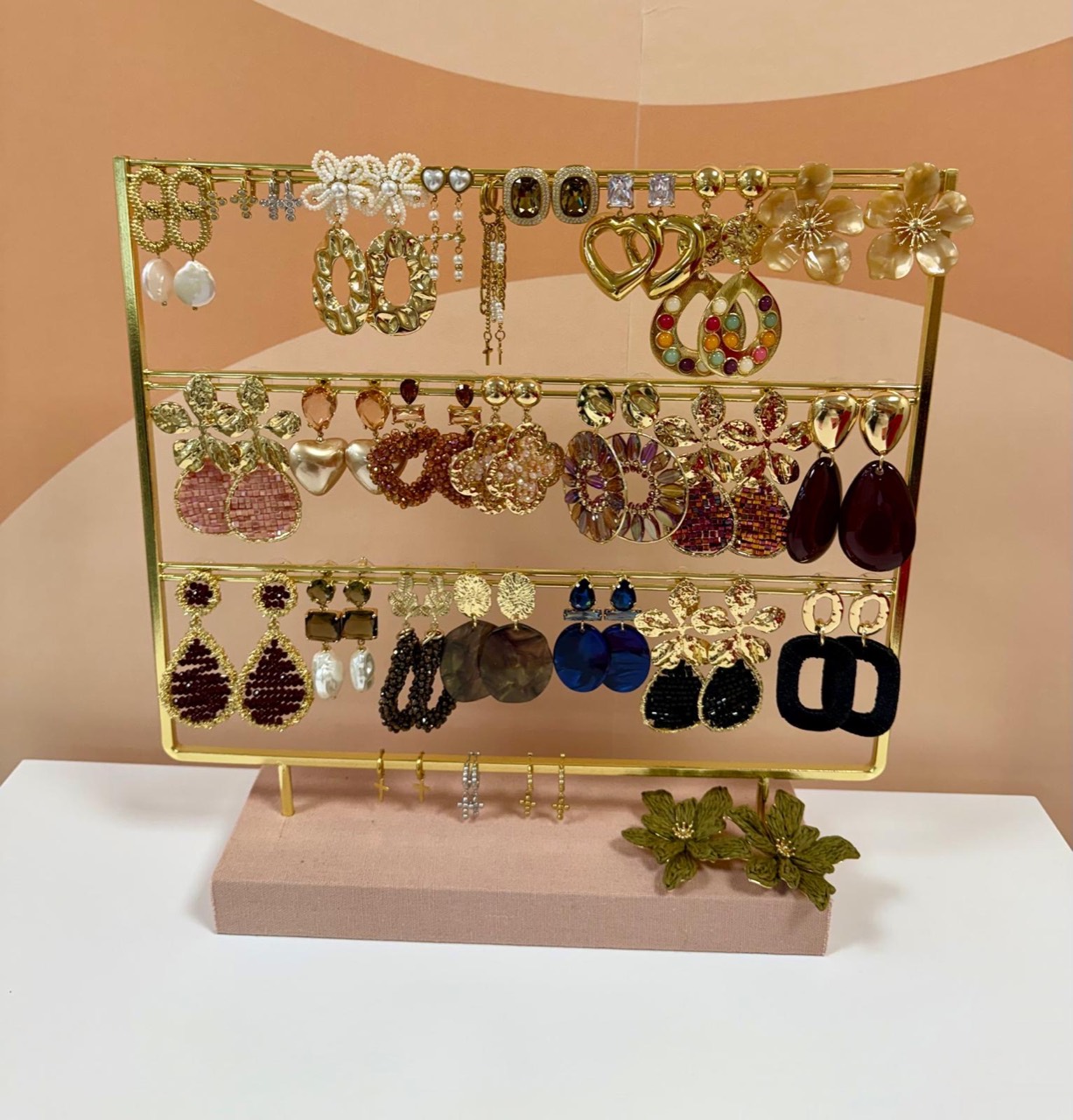 Sieradendisplay met kleurrijke oorbellen in de salon